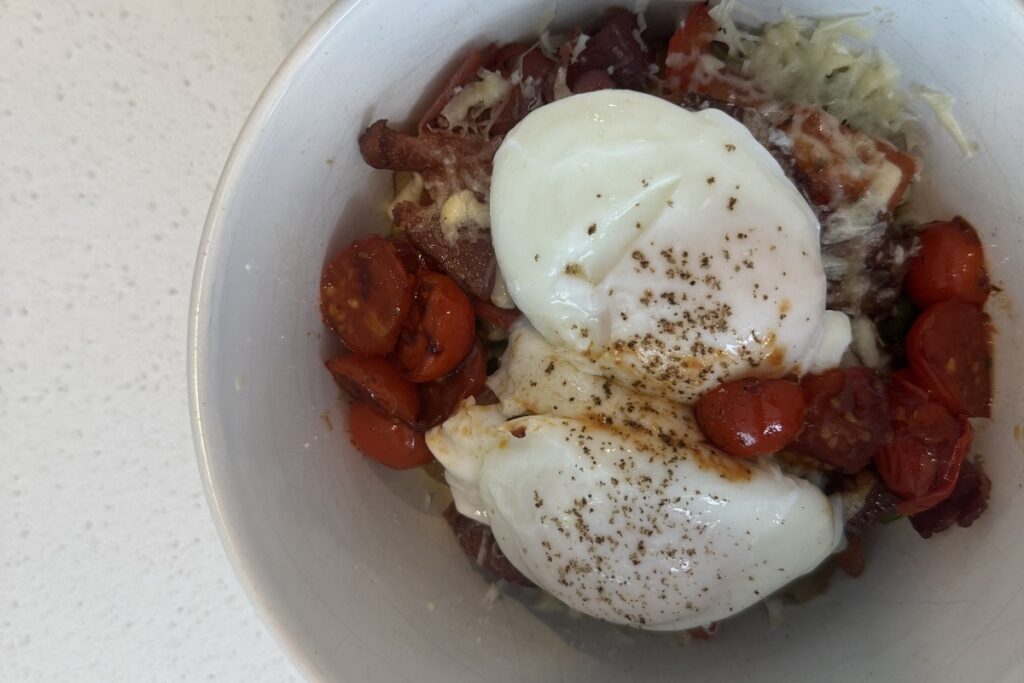 Casserole dejeuner proteinee avec oeufs poches, bacon, tomates cerises et fromage