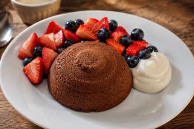 Dome de gateau du matin proteine avec fraises et bleuets et creme