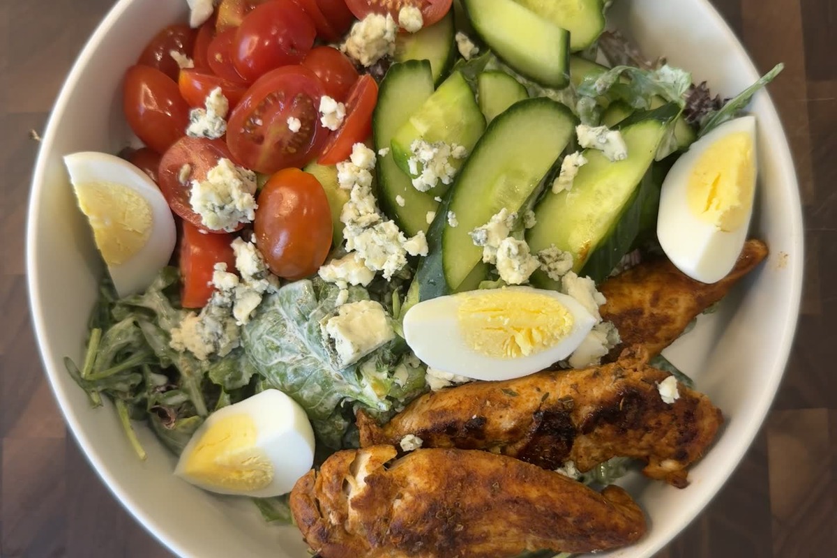 Salade Cobb FIT au poulet avec oeufs, tomates, concombre et fromage bleu
