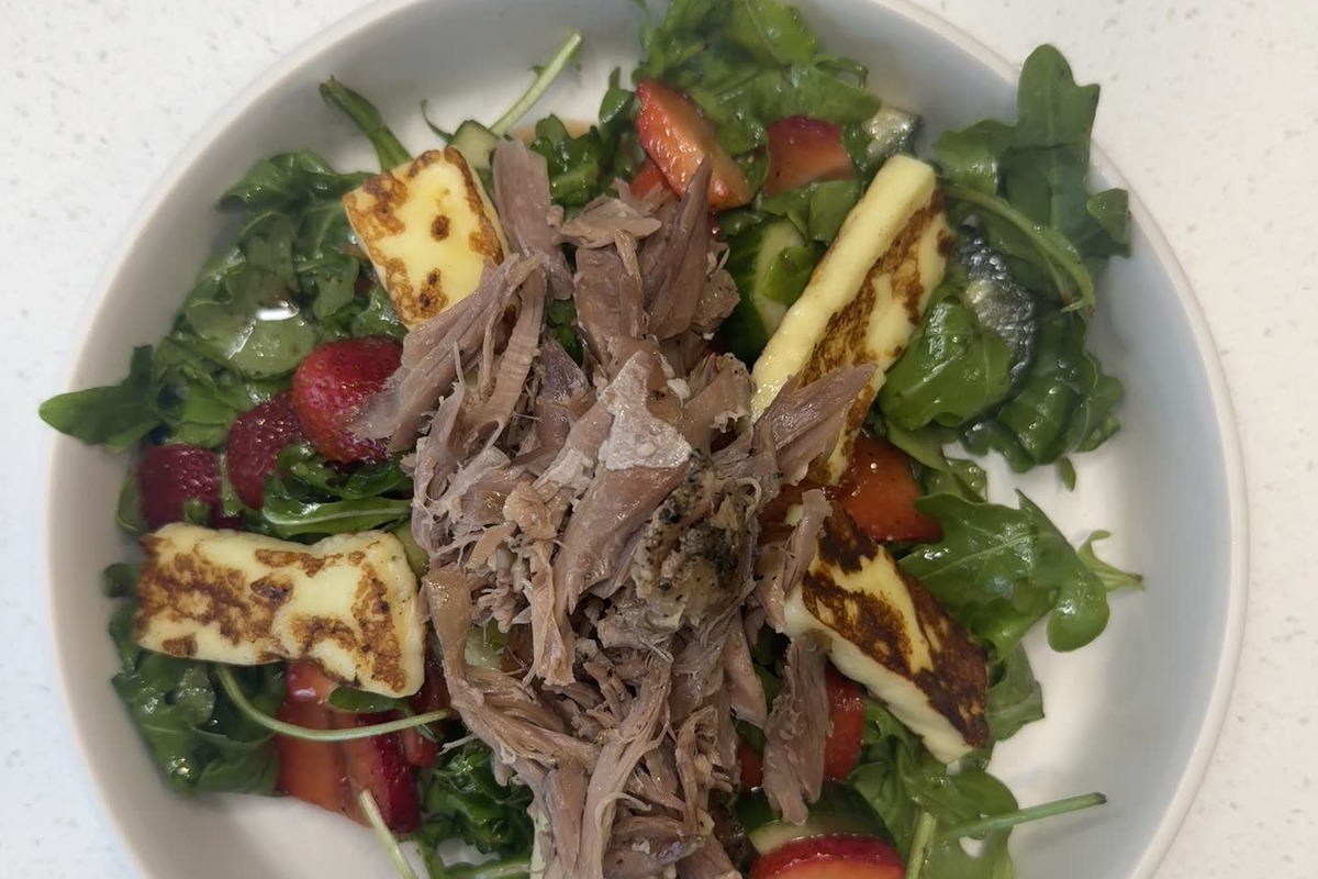 Salade de canard confit et halloumi grille avec fraises et roquette, vue de dessus