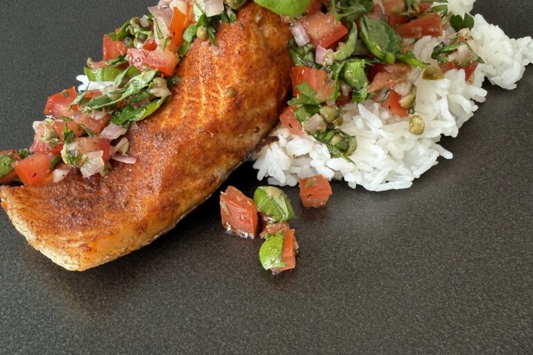 Saumon grille avec sauce vierge et riz, gros plan