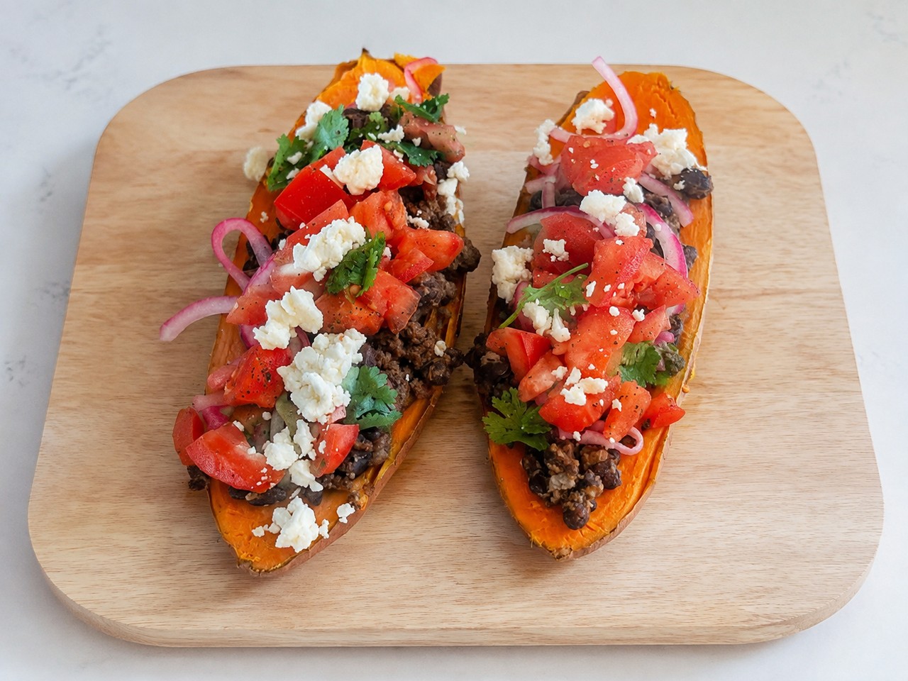 Patate douce façon taco garnie de bœuf, haricots noirs, salsa fraîche et feta