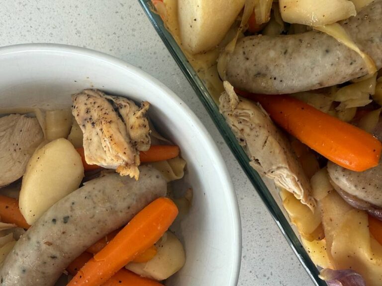 Plat familial de saucisses de porc, poulet, pommes, carottes, panais et oignons rouges glacés au miel